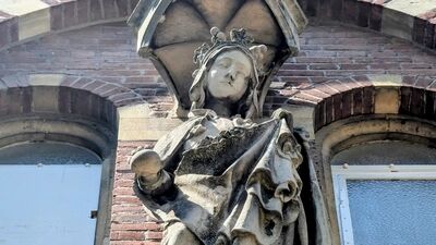 een clsoe up van het stenen maria beeld boven de entree van ons klooster, in zeer goede staat verkeert het beeld