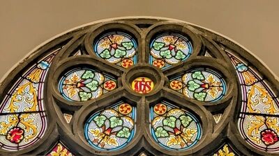 prachtig kleurrijk groot glas in lood raam bij de entree, een van de bekendste details van ons klooster