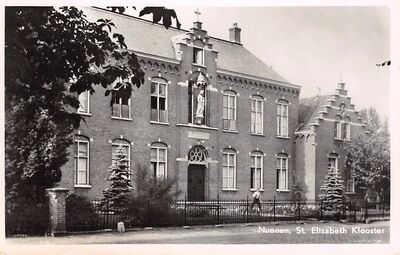 een oude zwart wit foto van de voorgevel van het klooster, de opname is vrijwel zeker van vóór 1937