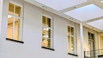 een detail opname van ramen die vanaf het kloosterplein zichtbaar zijn