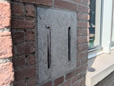 de originele bewaard gebleven stenen brievenbus aan de voorzijde van ons klooster met de woorden rector en zuster erop