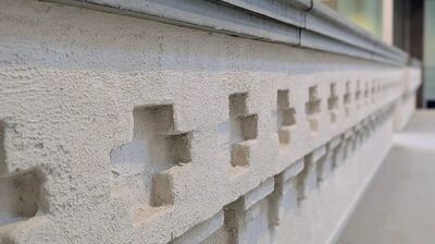 details van heel dichtbij van een stenen muur met kruizen