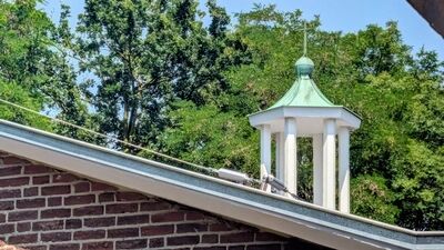 detail opname van het torentje dat bovenop de kapel staat, een groene koper bovenop is helder