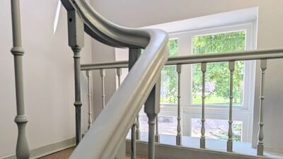 een detail van een orginele oude houten trapleuning
